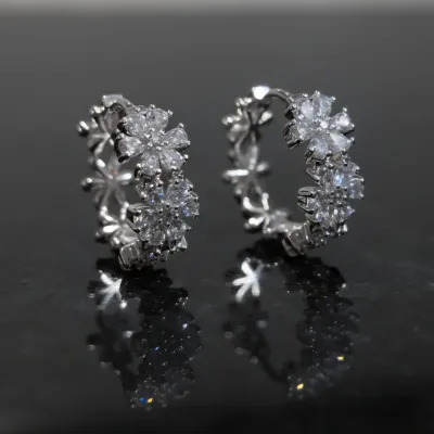 Brinco Argola Click Flores c/ Zirc. - Banho Prata