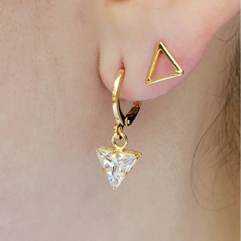 Brinco de Argolinha com Pingente de Zircônia Triangular